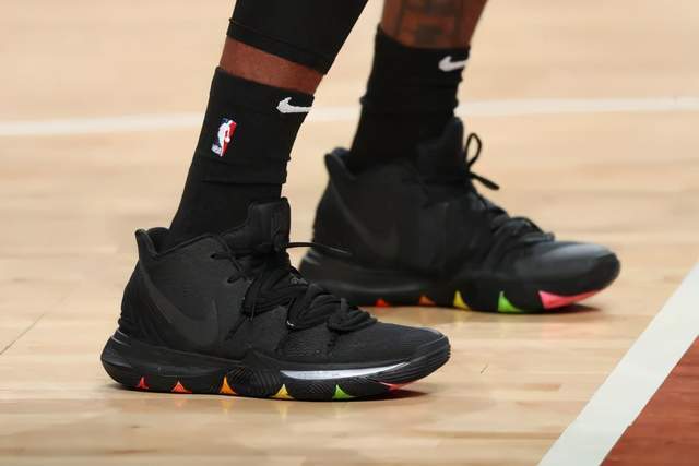 快船队的保罗乔治上脚: nike pg3 "uconn" 康涅狄格大学客场配色