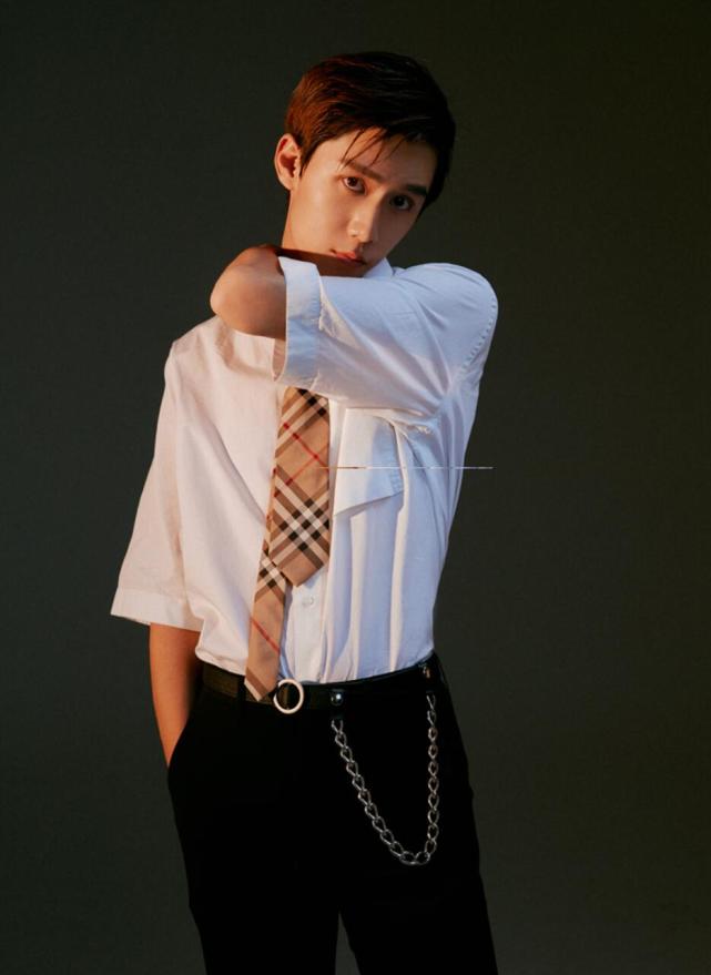 任宥纶最新大片曝光风衣造型触发气场开关