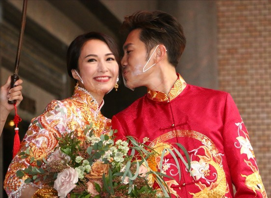 又一对明星情侣奉子成婚交往半年就闪婚老板杨受成送巨型龙凤金镯