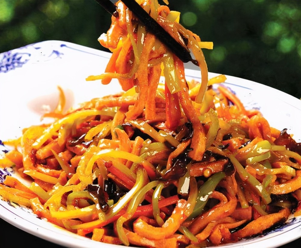 鱼香里脊丝5.粉丝熟透,大火收汁,出锅装盘即可.4.