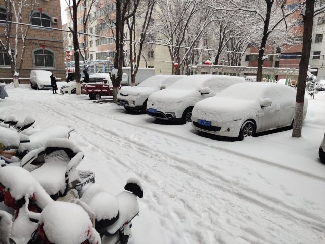 25厘米暴雪突袭乌鲁木齐权威预报今年最大范围雨雪前兆