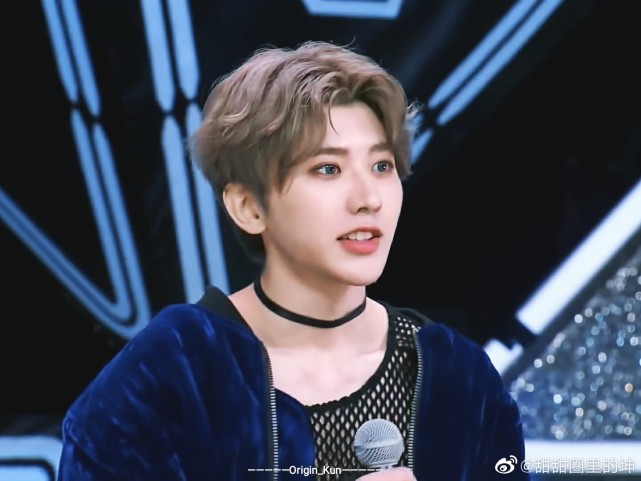 选秀年年有唯蔡徐坤蓝玫瑰初心未变