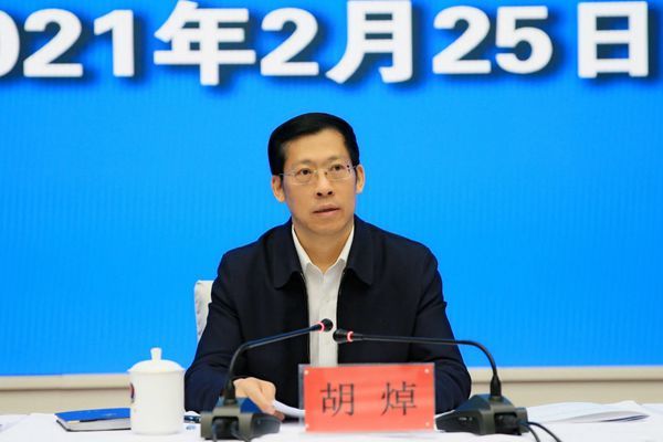 余建主持会议,马青林,康国玺,张海波,朱玉,夏忠,张文阁出席会议.