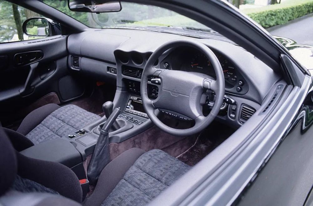 (图:内饰细节)在内饰方面三菱3000gt/gto的定位为豪华车,整体设计在