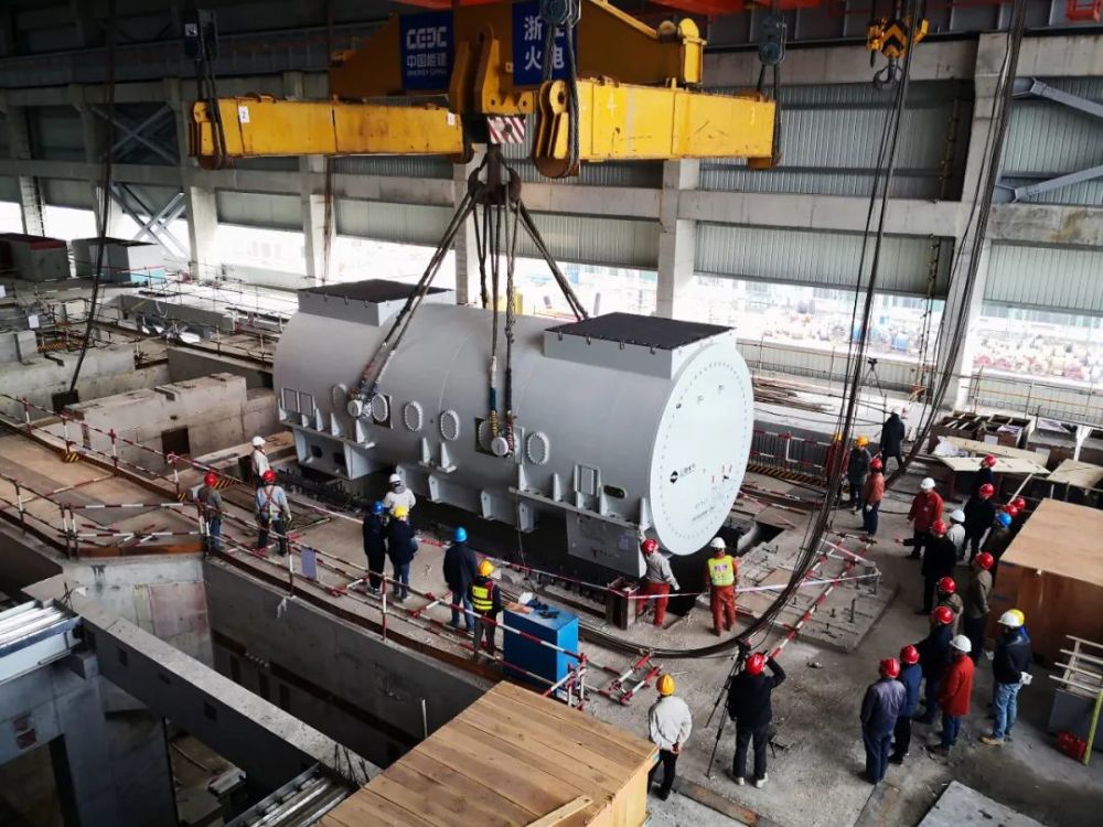 浙能镇海电厂迁建改造项目2号机组发电机定子吊装就位.鲁健 摄