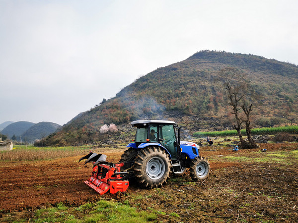 如果差点的地每天能达到20亩以上,基本上能达到深耕翻犁20公分以上