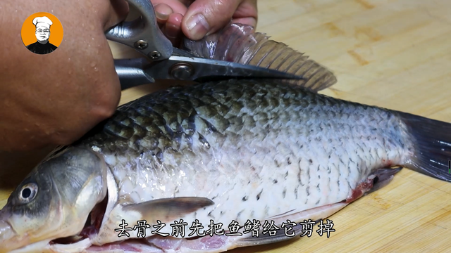 鲫鱼去刺这么简单,老师傅的独门绝技,3分钟去除,吃鱼更安全