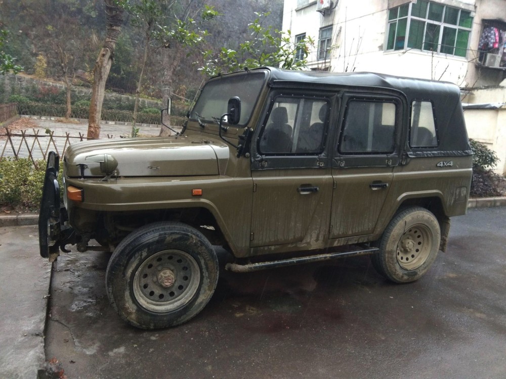 北汽212昔日的猛汉座驾今日的工业废铁