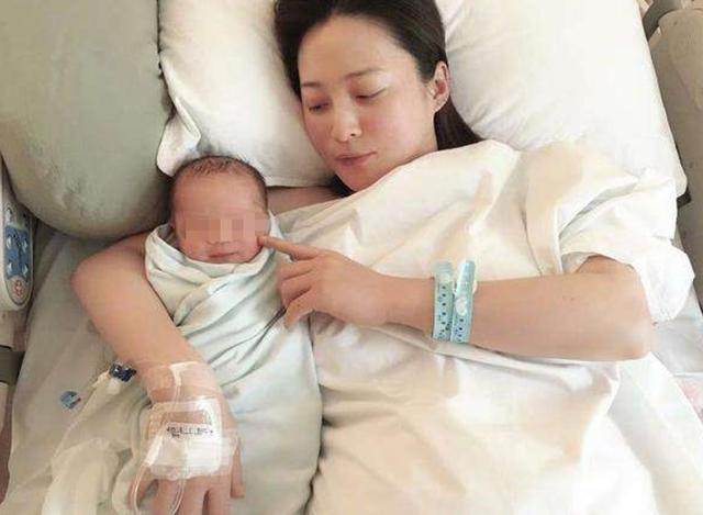 43岁蒋勤勤高龄生下二胎后如今瘦到不像人样网友太心疼