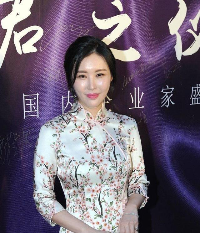 被41岁田朴珺惊艳了,一袭梅花旗袍配盘发,尽显东方女性优雅美_腾讯