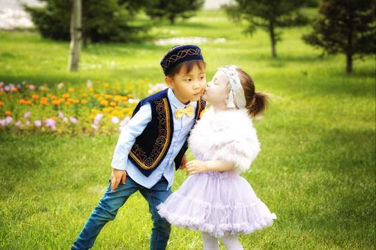 幼儿园小朋友亲密搂抱女孩爸妈不满男孩家长无奈他只有4岁