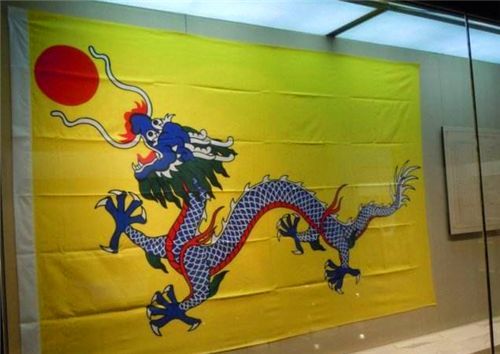 觉得应该制作一面属于自己的国旗,因此有了"黄龙旗",我国有了国旗