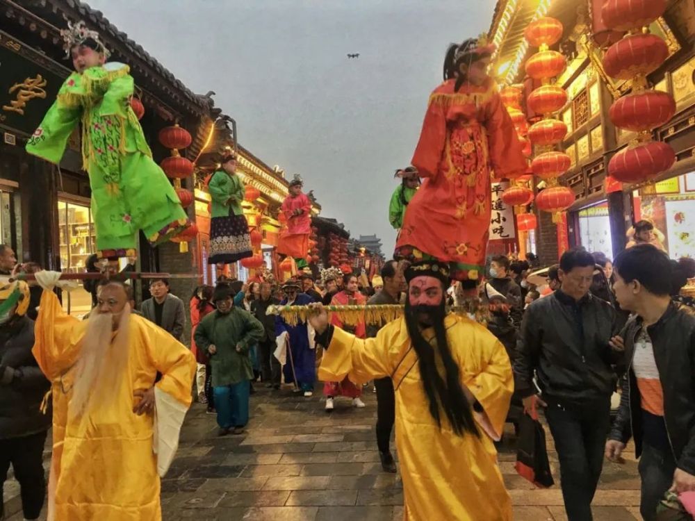 现场火爆平遥南大街有一场社火表演背杆舞狮