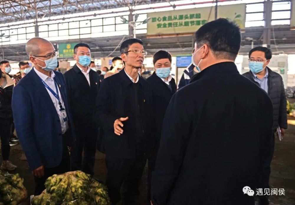 (副市长杨新坚在南通镇海峡蔬菜批发市场调研 陈枫/摄(市政协副