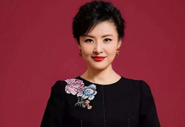 连续16次主持春晚两任老公身份都不一般女儿却成了她一生的痛