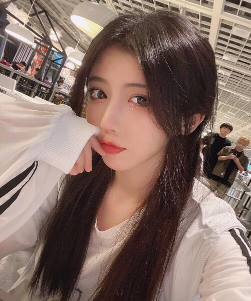 呆妹儿,跑去cos男孩子,却被粉丝吐槽:还是穿女装吧