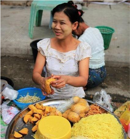 在缅甸街头也有很多卖快餐的,通常一份米饭,一个素菜两个肉菜,加起来