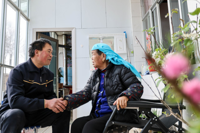 新春走基层杨德庆牛年里的牛心愿