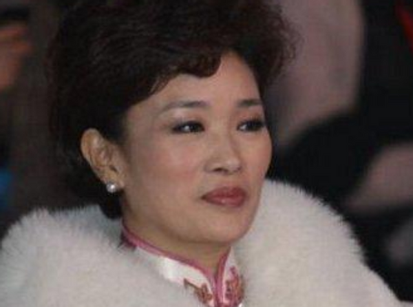 1968年,胡洁出生于浙江温州市,在这个南方的小镇中存在着很多的商机.