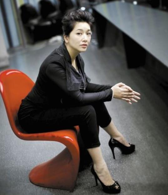 54岁江珊气质惊艳曲线感十足身材线条不输小姑娘