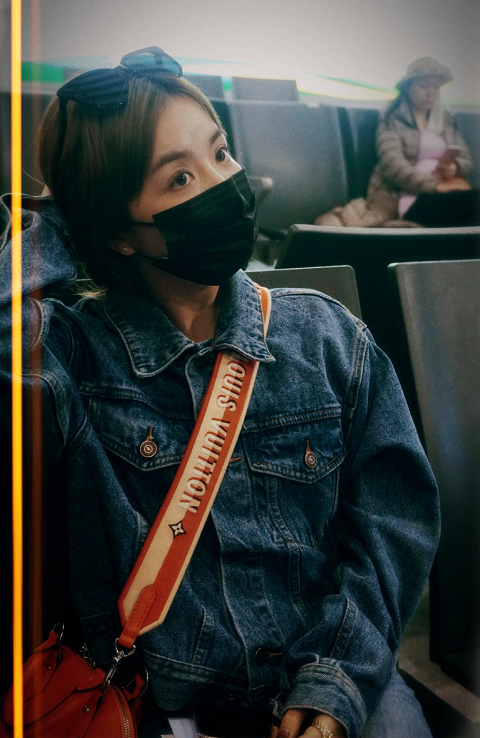 女明星安崎真会穿一身牛仔套装搭配短发个性洋气简洁又利落