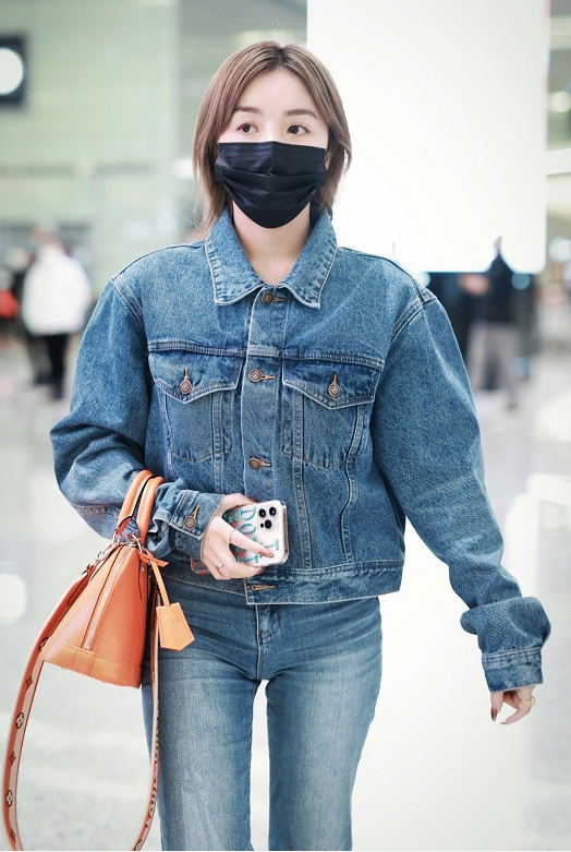 女明星安崎真会穿一身牛仔套装搭配短发个性洋气简洁又利落