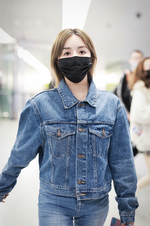 女明星安崎真会穿一身牛仔套装搭配短发个性洋气简洁又利落