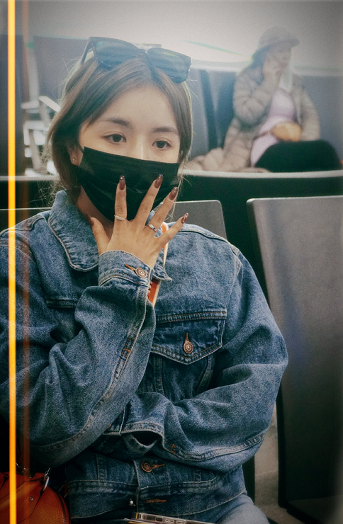 女明星安崎真会穿一身牛仔套装搭配短发个性洋气简洁又利落