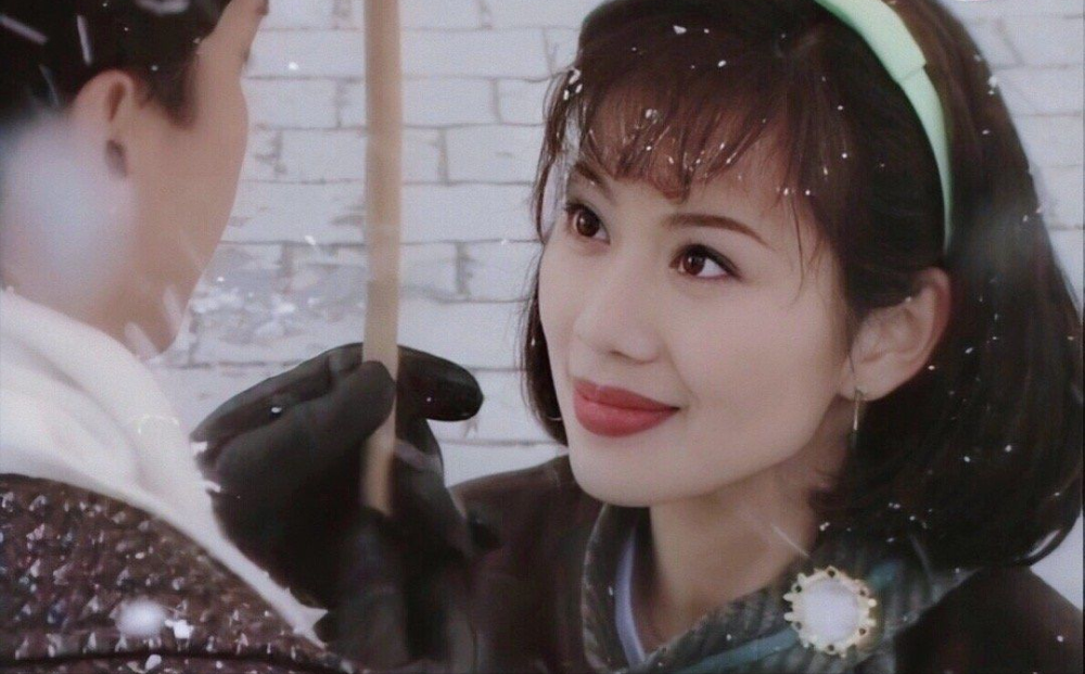 而且,她在《天涯歌女》,饰演女一号"金嗓子"周璇,在《新上海滩》,饰演