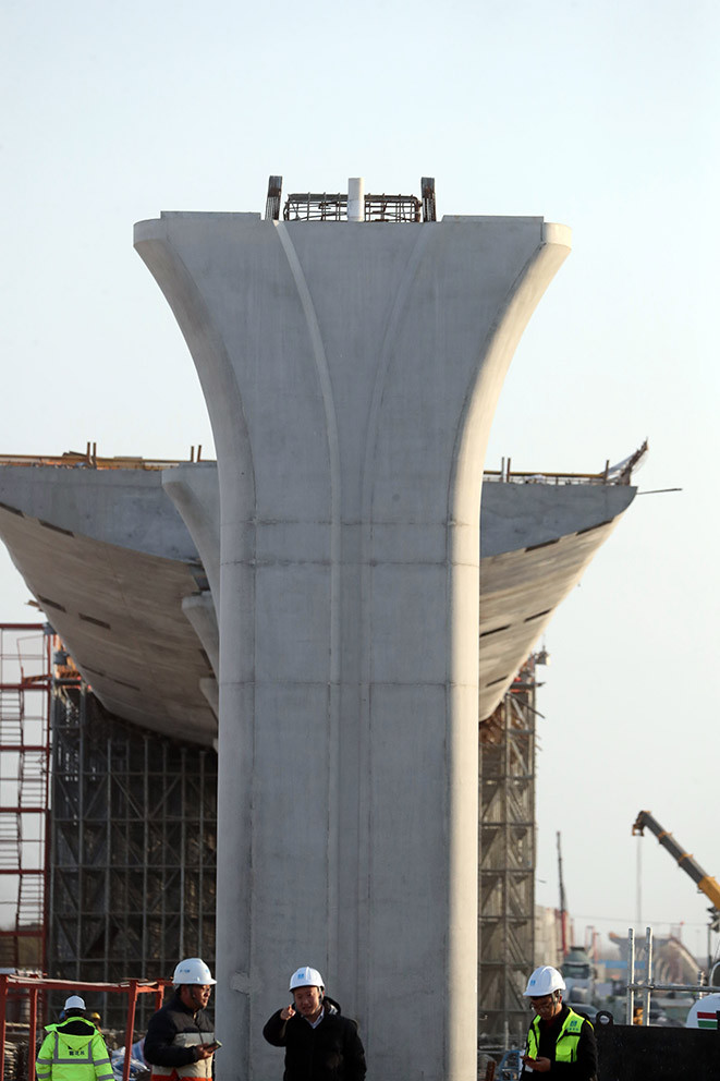上海两港大道建设又有新进展跨洲德路高架桥左半幅钢结构箱梁合龙