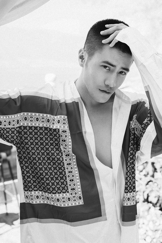 李晨浩度假晒完美肌肉 巧克力腹肌抢眼