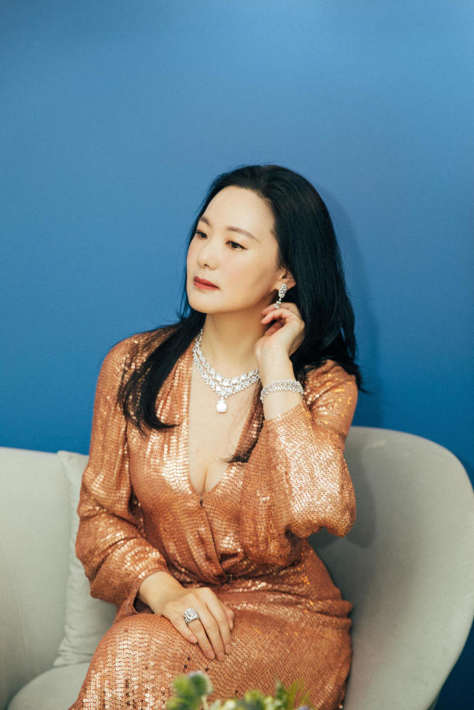 咏梅已到中年大妈年纪51岁依然气质优雅又年龄穿西服真干练