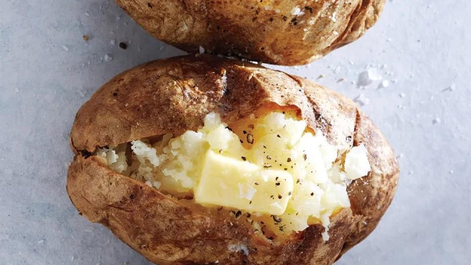 baked potato, please.您想要薯條還是烤土豆,女士?