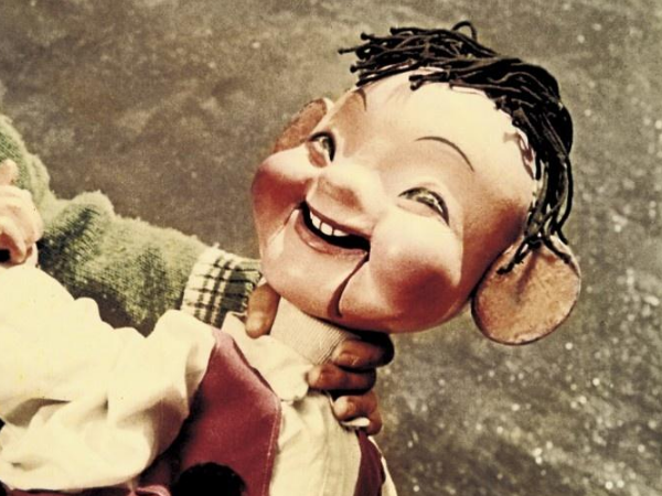 《小铃铛》,也许是受日本恐怖片的影响,小编对于娃娃以及木偶人这种