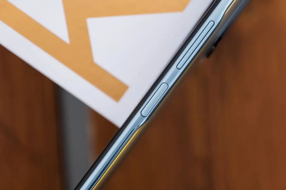 和常规侧边指纹识别的凹陷设计不同,redmi   k40系列的指纹键和音量键