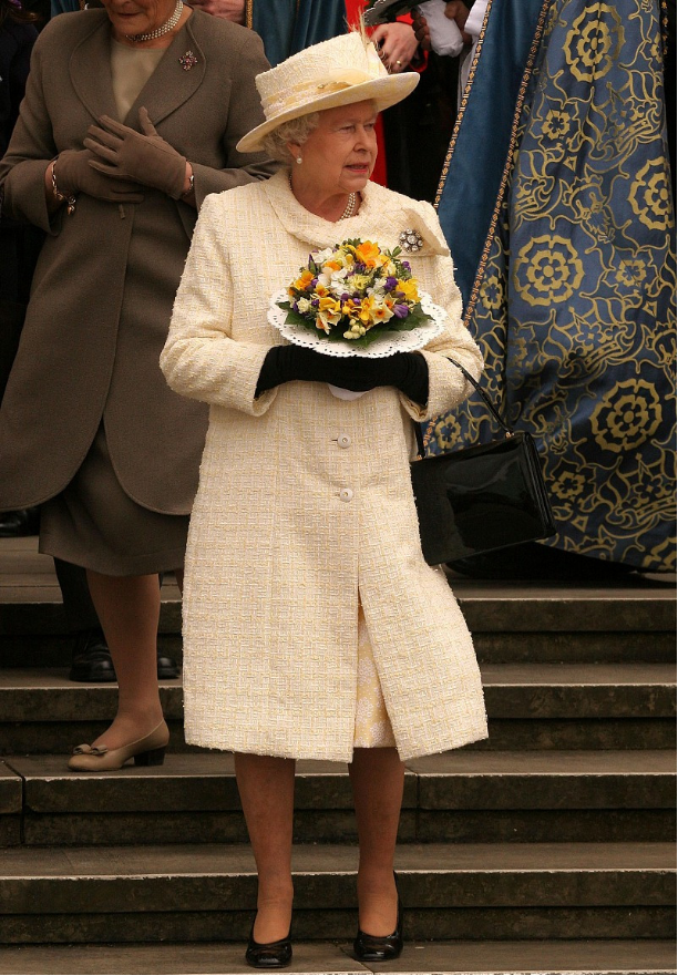 英国女王出镜安抚民众一身简约贵族装扮90多岁气势依旧很强