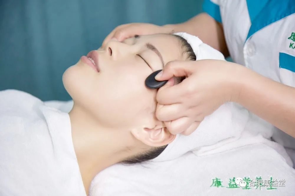 此外,面部刮痧还有排毒养颜,舒缓皱纹,行气消斑,保健养颜的功效.