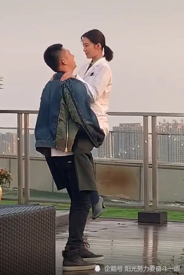 黄景瑜抱着李沁转圈导演刚喊卡李沁接下来一个举动真实了