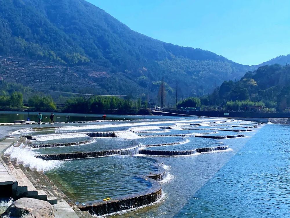 水坝设置有通车区方便富阳壶源溪两岸的行车往来开车从水坝上过可以