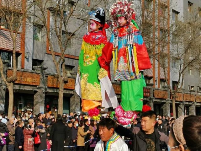 有舞龍,舞獅,旱船,花轎,秧歌,花鼓,花傘,耍驢,麻老婆子,大頭娃娃等等