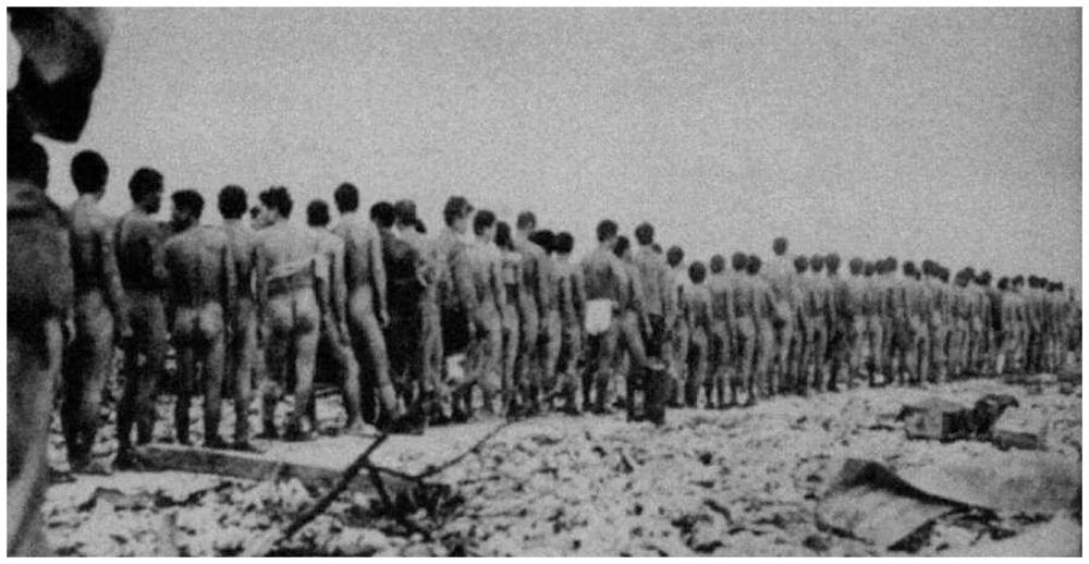 美军总是将俘虏的日军扒个精光,在不知情的人看来这似乎有虐待战俘的