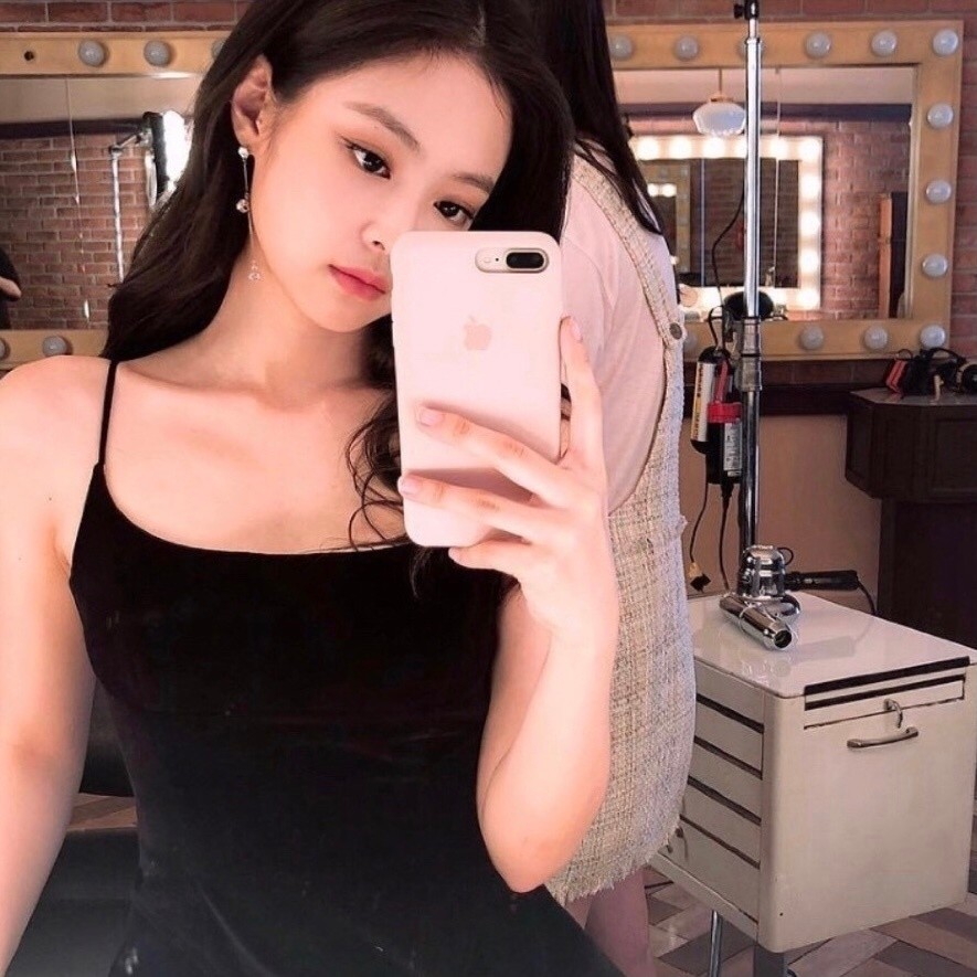 jennie对镜子拍美照合集
