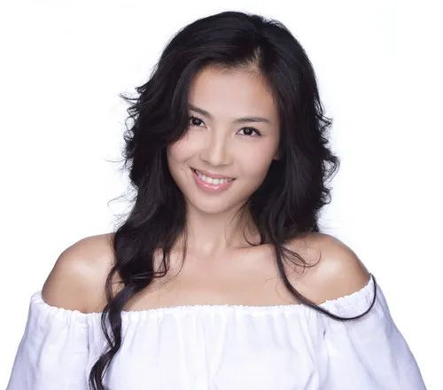 发现公公婆婆虽说在生意场上威风八面,咱们回到家中,对保姆张美英