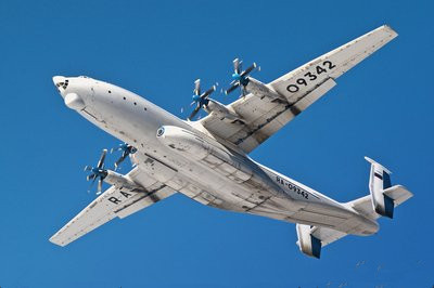 安22雄鸡重型运输机以螺旋桨为动力能载货80吨的巨无霸