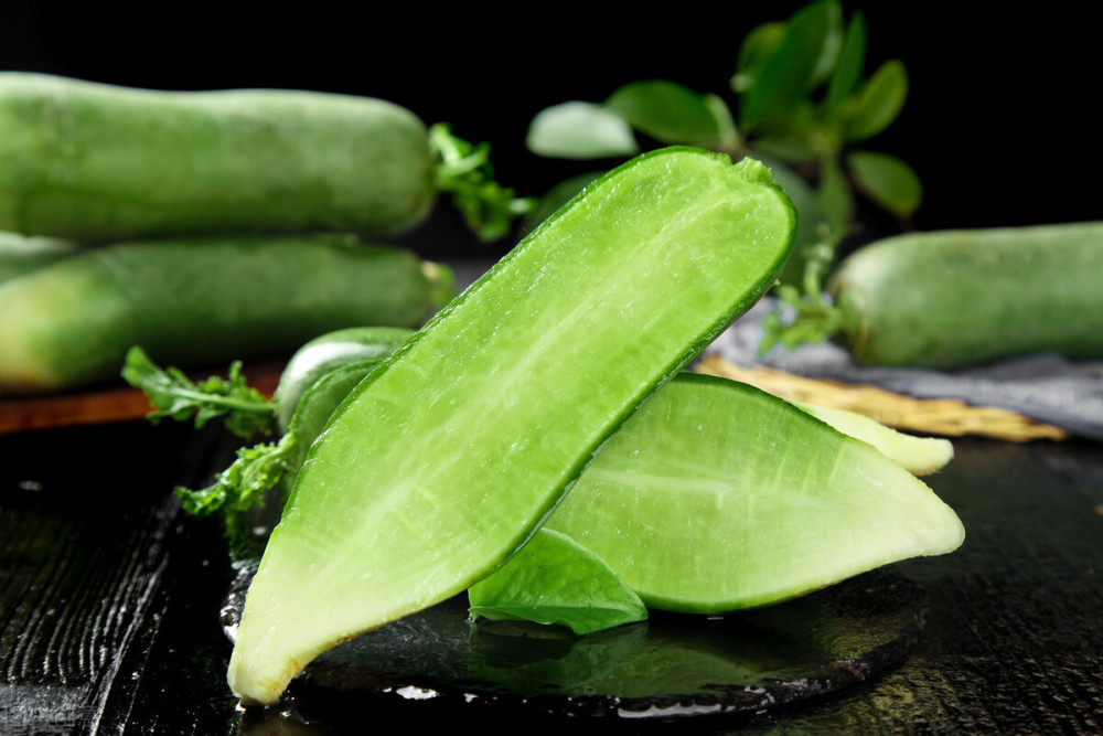 去超市买萝卜,白萝卜和青萝卜哪个好?原来它们差别很大,别瞎买