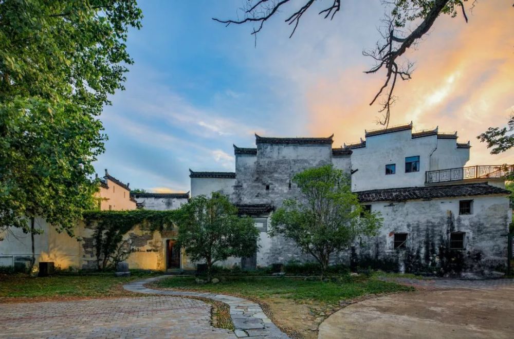 这里的春色极为娇媚,溪水从村子一侧流过,梅,柳,桃三树依岸而立,时间