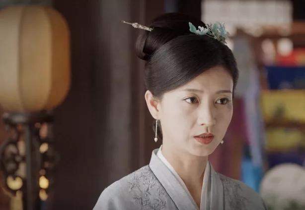 "眉庄"姐姐这次饰演女主的绣工师傅,面部肌肉松松垮垮,法令纹严重