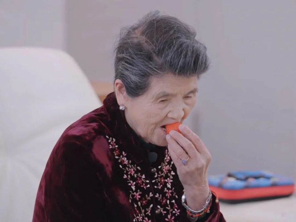 奶奶想跟安迪睡征求黄圣依同意却没下文敏感的老人反应惹人疼