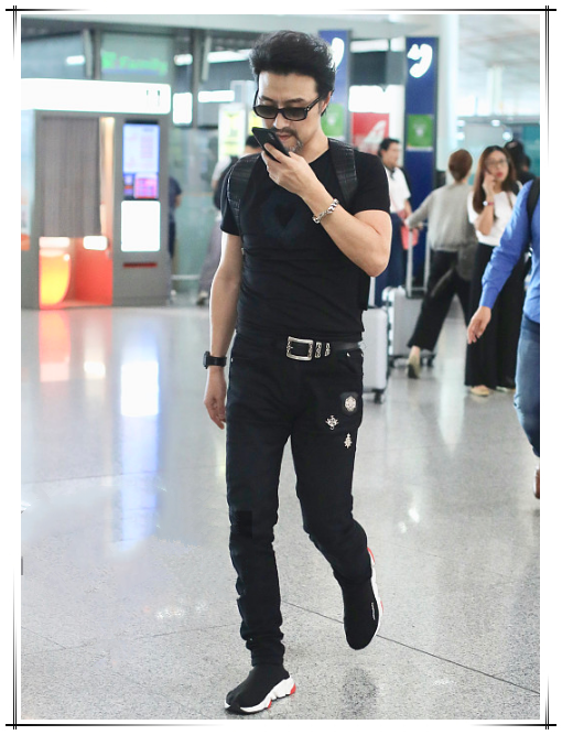 汪峰越老越有味身材健壮胡须和发量一样浓密衣品才是硬伤