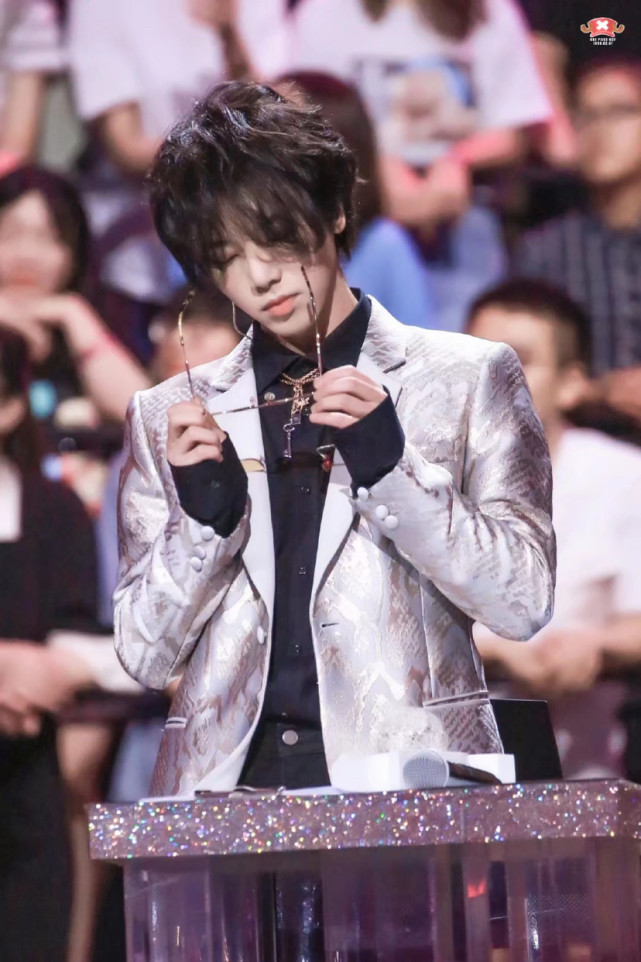 华晨宇,1990年2月7日出生于湖北省十堰市,中国内地流行乐男歌手,作曲